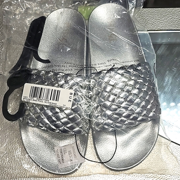 Chrome silver slide Sandals size 10 * NEVER WORN* - Picture 1 of 2
